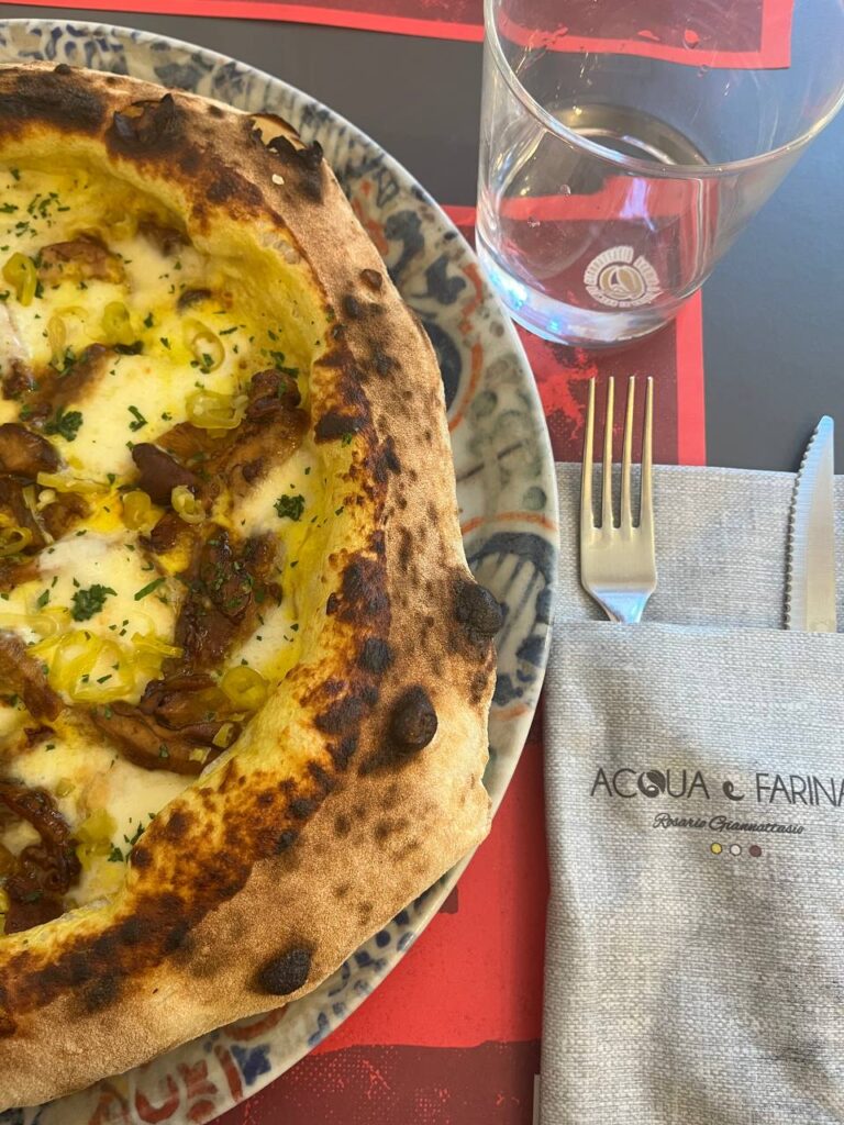 Pizza E CHE COSCE! con crema di patate allo zafferano, provola affumicata, sovracosce di pollo alla Teriyaki, peperoncini lombardi sottaceto e prezzemolo – Acqua e Farina Vicenza