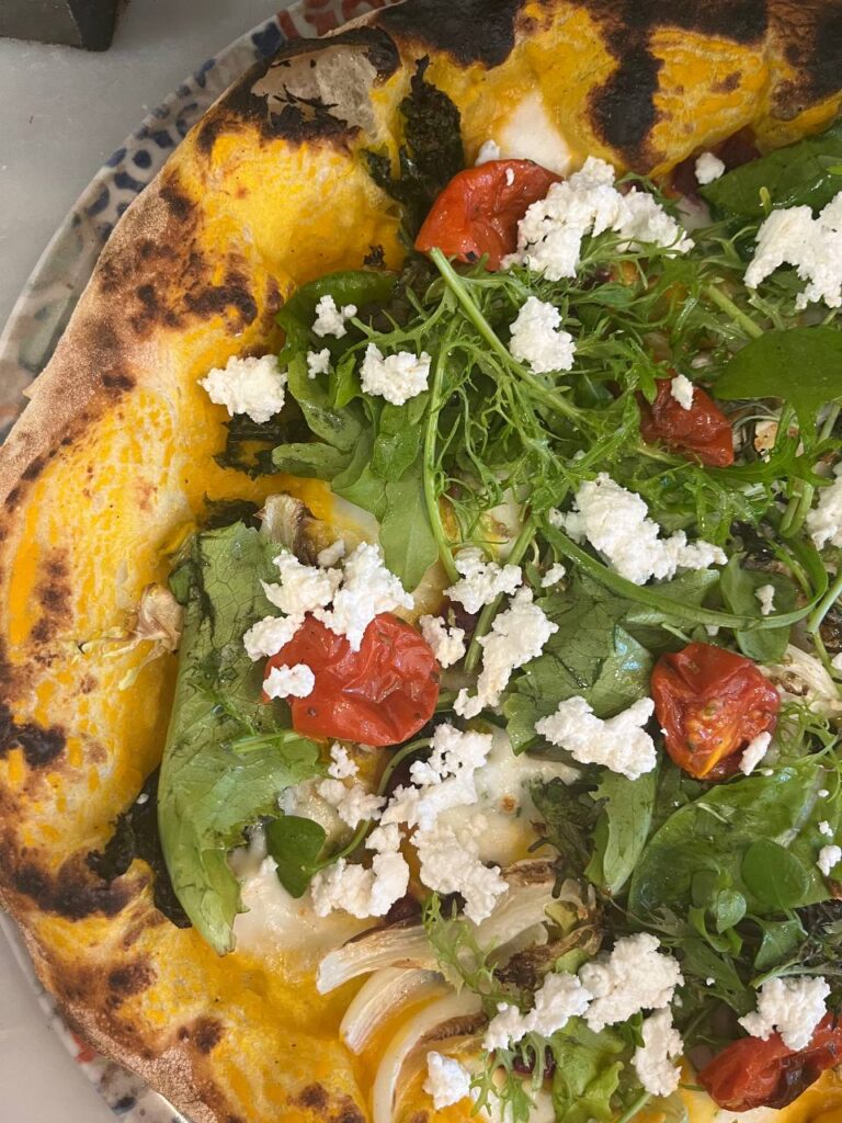Pizza Delizia di Stagione con base crema di zucchine, fior di latte pugliese, verdure dell’orto, misticanza, ricotta fresca e pomodorini confit – Acqua e Farina Vicenza
