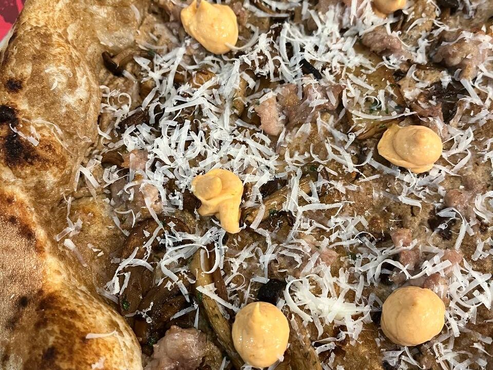 Pizza Misto Bosco con crema di funghi, funghi misti arrostiti, salsiccia Baraka, ricotta salata e maionese di pomodorino secco – Acqua e Farina Vicenza
